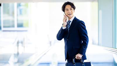 電話をかけるビジネスマン