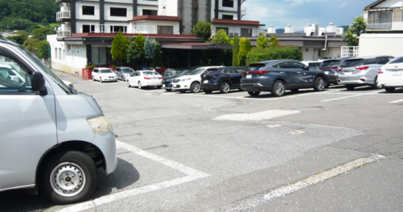 FEATURES② 無料駐車場完備