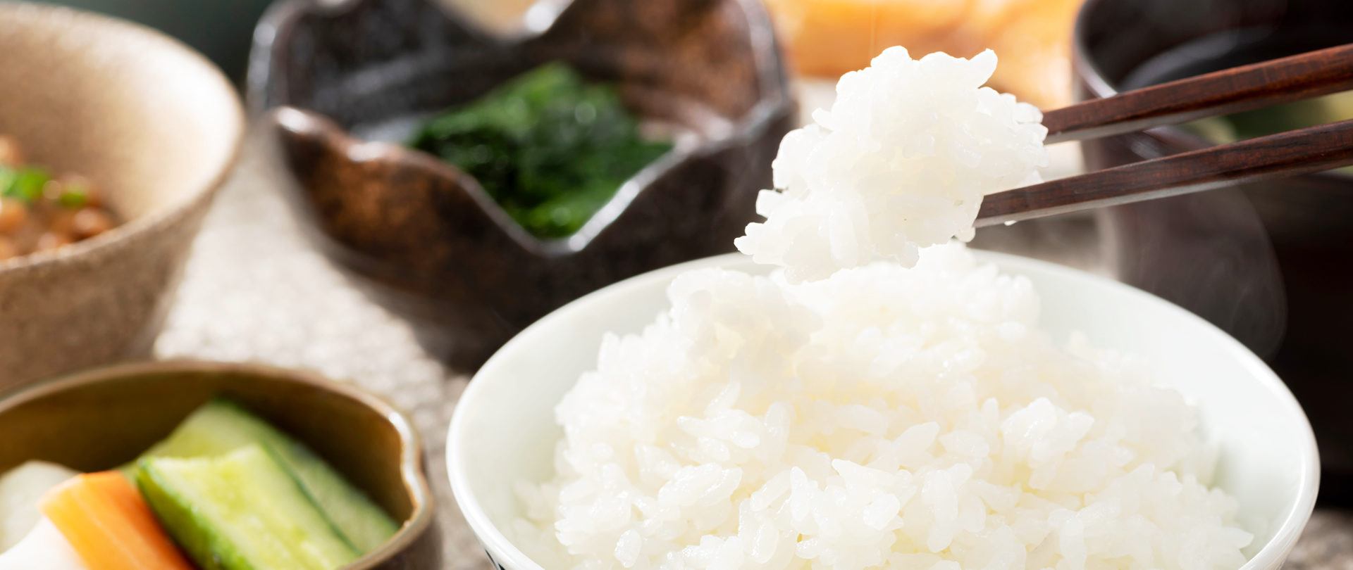 朝食は 地元産ひとめぼれを使用 御膳またはハーフバイキング